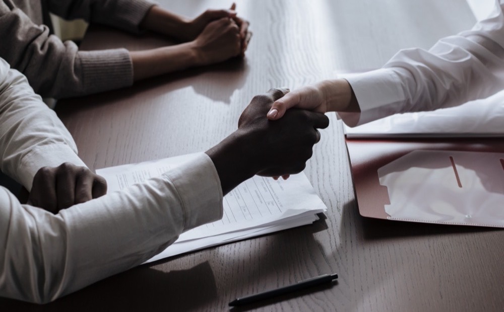 Consultant reviewing a diagnosis plan with a client